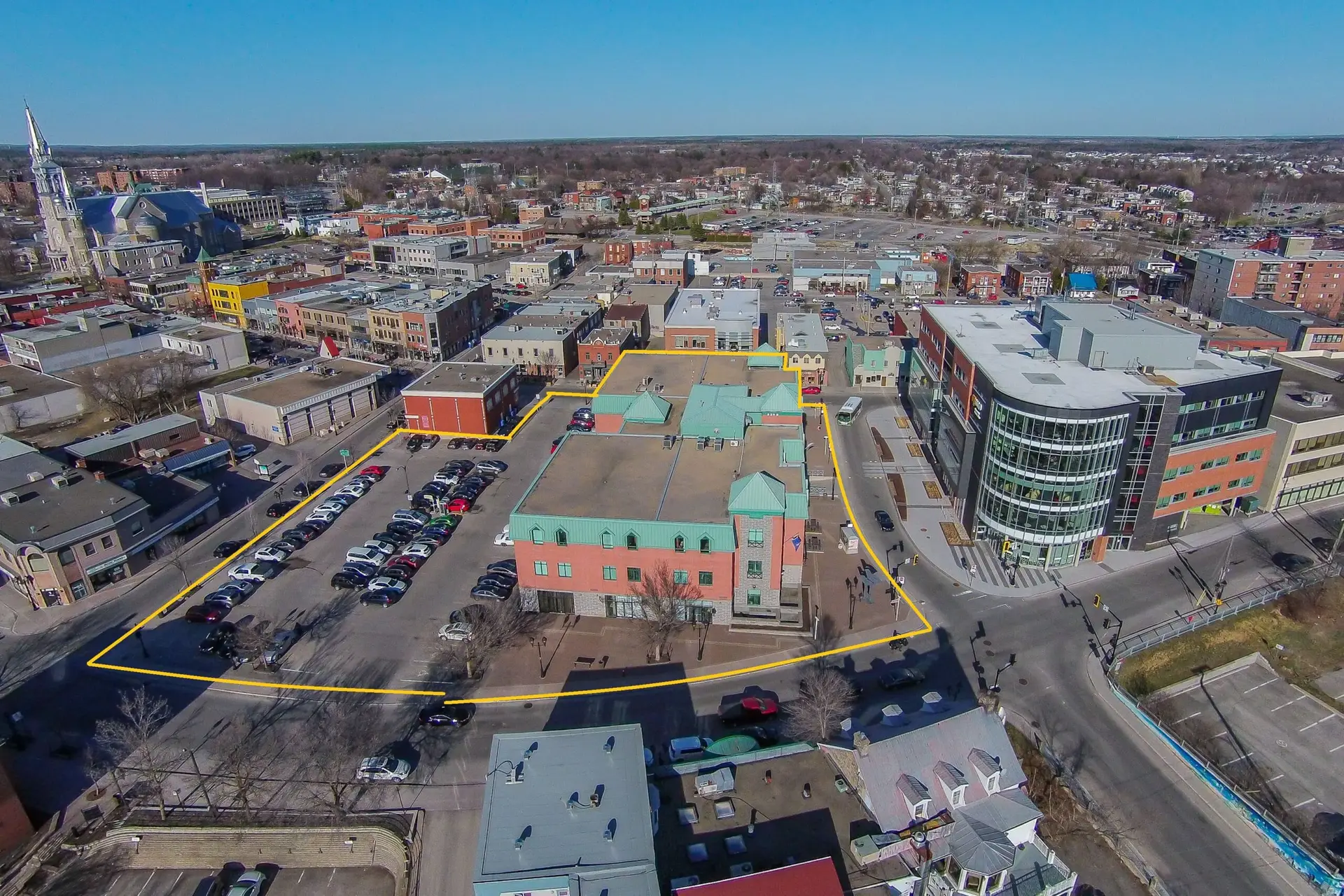 Vue aérienne de Place Lapointe , au 10 rue St-Joseph, avec accès prioritaire aux multiples espaces des stationnements municipaux avoisinants